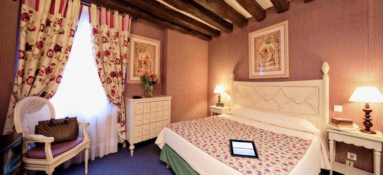 Otel Beaubourg 3*